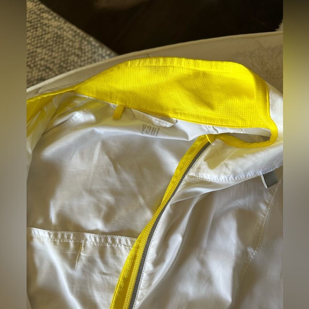 Lucy Windbreaker, size medium - Picture 5 of 7
